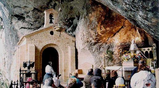 Peregrinos oran ante la Virgen de Covadonga