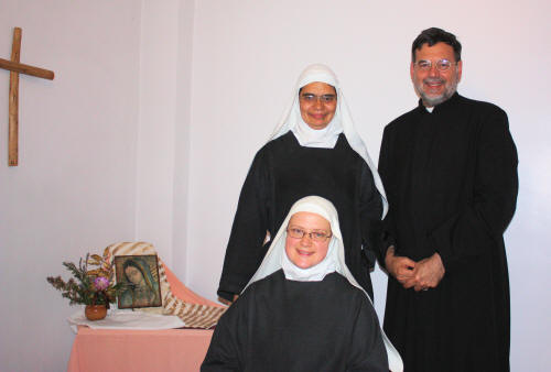 Hermanas de S. Jean con el Padre Jordi en Pellevoisin