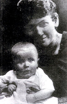 Doa Emilia con su hijo Carol